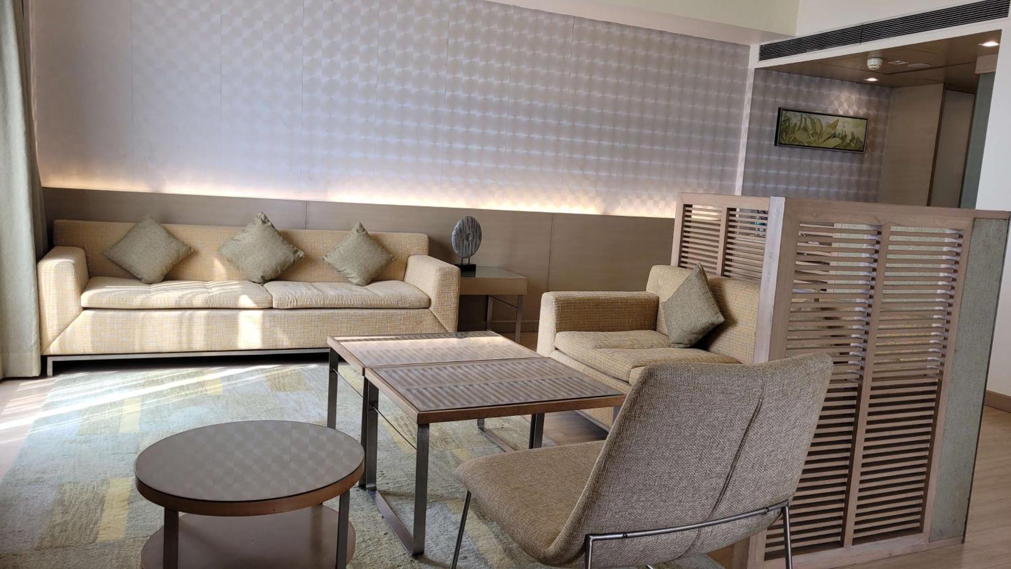 Radisson Blu Hotel, Greater Noida Exterior foto The interior of the lounge