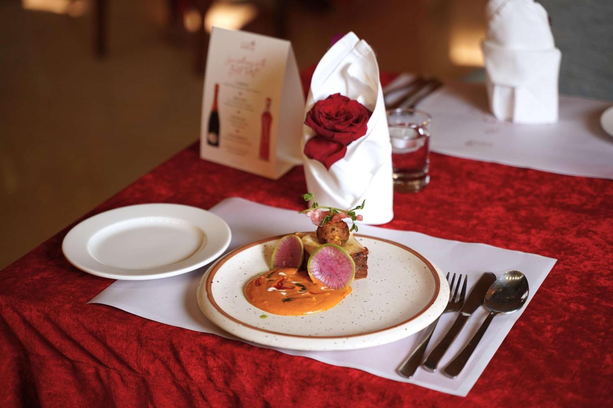 Radisson Blu Hotel, Greater Noida Exterior foto A meal at the Taj Bengal