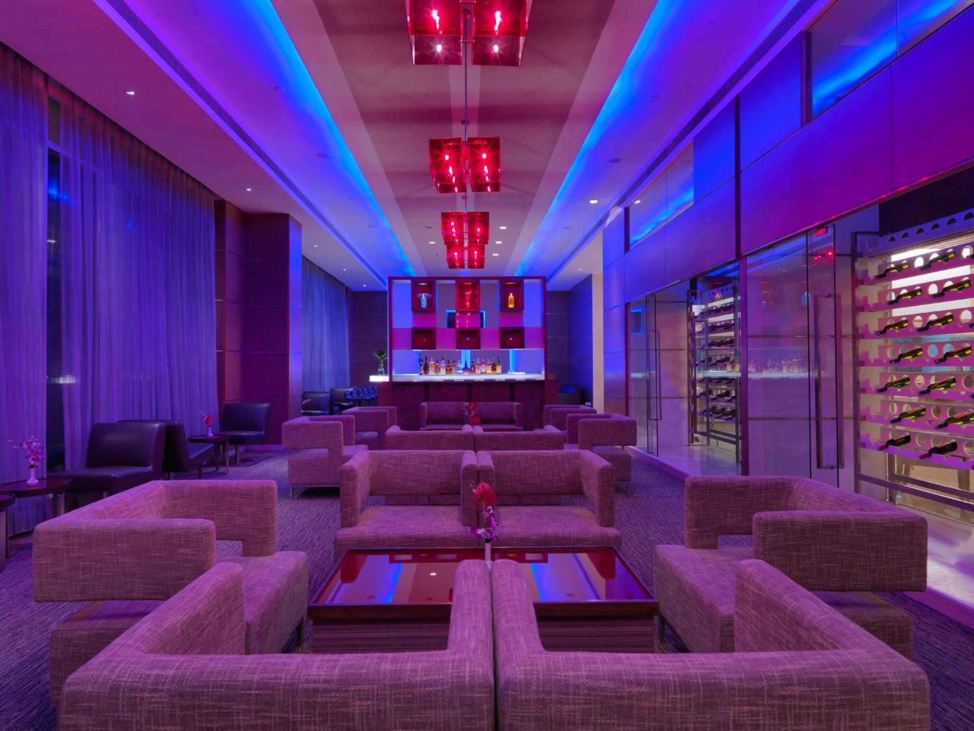 Radisson Blu Hotel, Greater Noida Exterior foto The bar at the 101 lounge