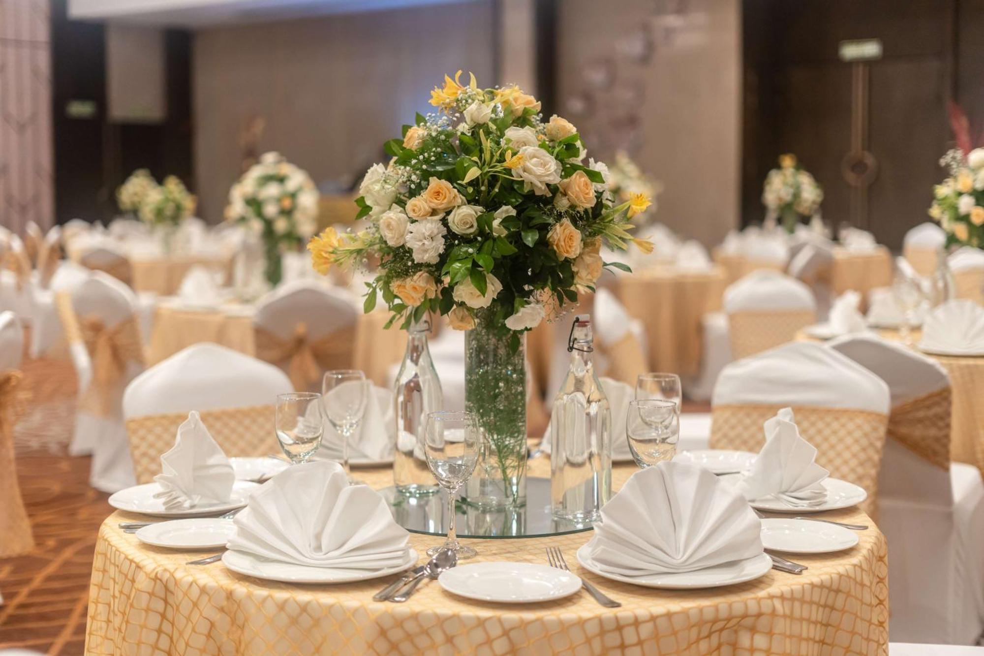 Radisson Blu Hotel, Greater Noida Exterior foto A table set for a formal dinner