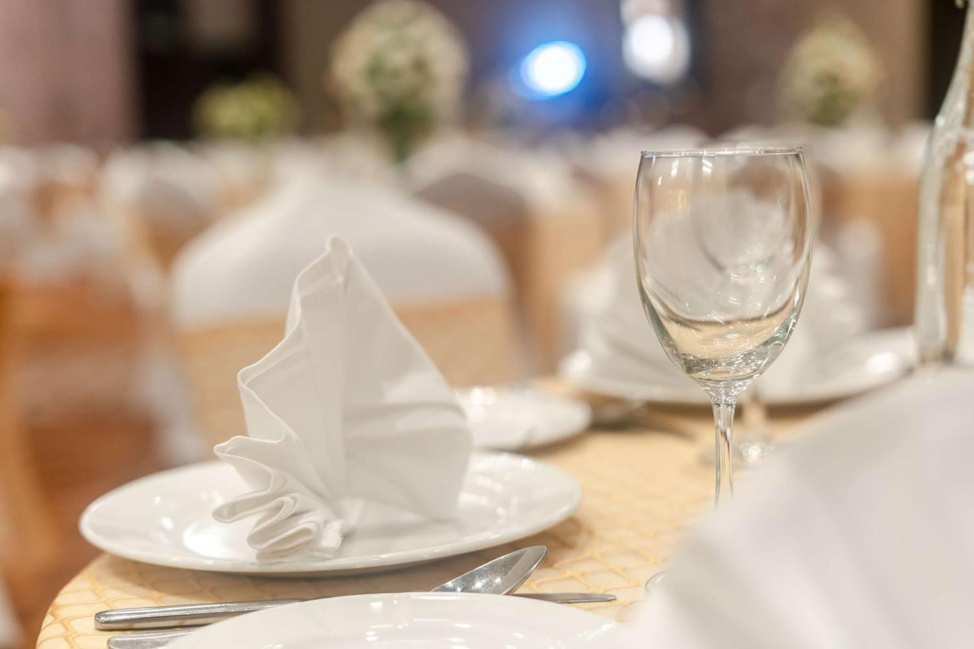 Radisson Blu Hotel, Greater Noida Exterior foto A table set for fine dining