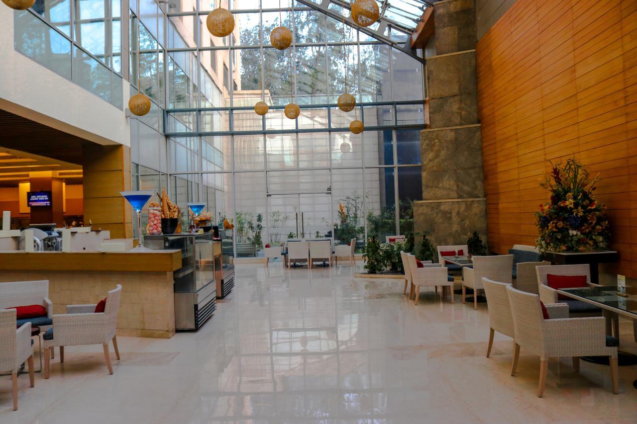 Radisson Blu Hotel, Greater Noida Exterior foto The interior of the airport