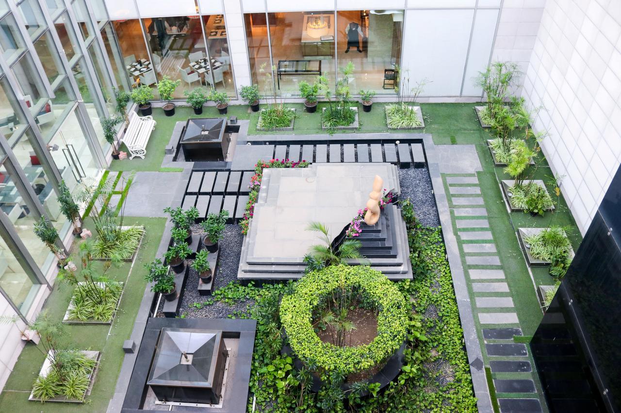 Radisson Blu Hotel, Greater Noida Exterior foto The courtyard of the hotel