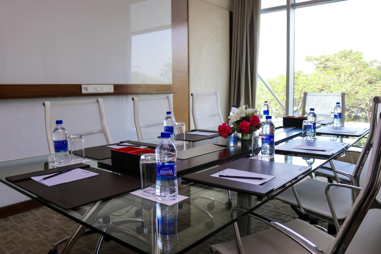 Radisson Blu Hotel, Greater Noida Exterior foto Meeting room at the hotel