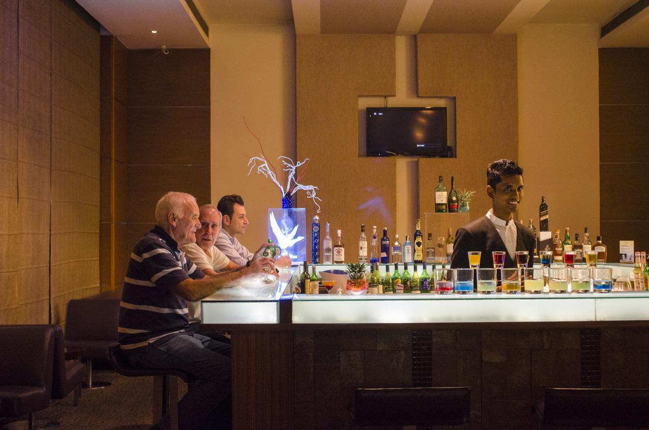 Radisson Blu Hotel, Greater Noida Exterior foto A bar in a hotel