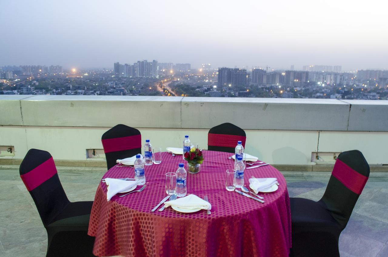 Radisson Blu Hotel, Greater Noida Exterior foto Skyline view from the hotel