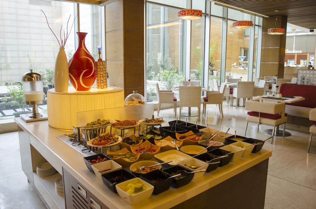 Radisson Blu Hotel, Greater Noida Exterior foto A buffet at a hotel